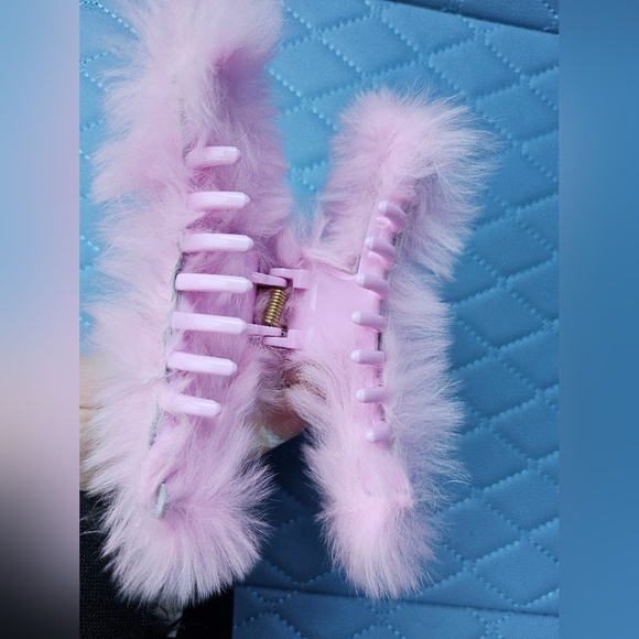 NWOT SKIMS Pink Fuzzy Claw Clip - Picture 3 of 5